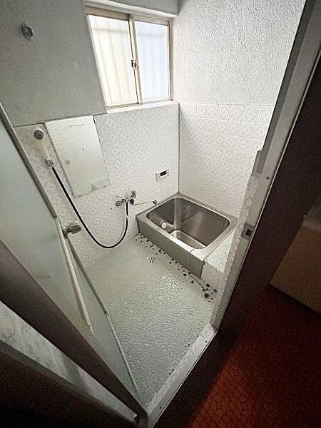 採光性のある窓が設置されておりバスルーム内が明るく感じられます。シンプルで清潔感のある内装が特徴です。コンパクトながらも用途に合わせた利用がしやすい設計です。