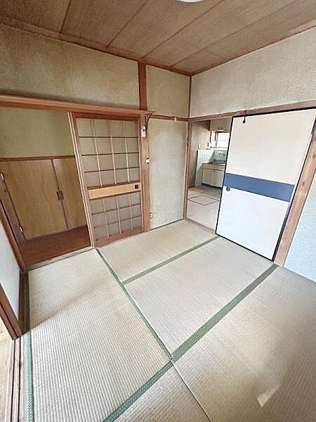 落ち着いた雰囲気の和室です。畳の感触が心地よく空間に温かみがあります。隣接するキッチンとの動線もスムーズです。