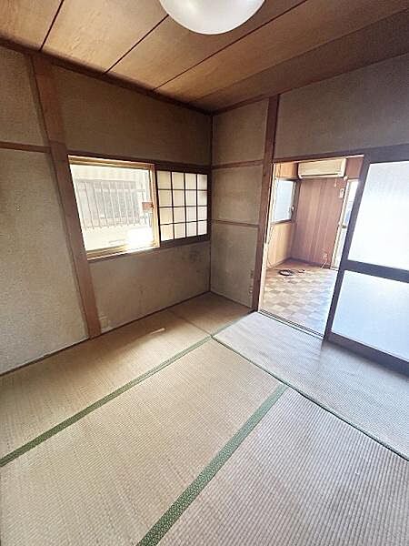 シンプルな和室が広がる落ち着いた空間です。やわらかな光が差し込み心が和みます。畳の上でゆったりと過ごせます。隣室とのつながりもあり使い勝手の良い間取りです。