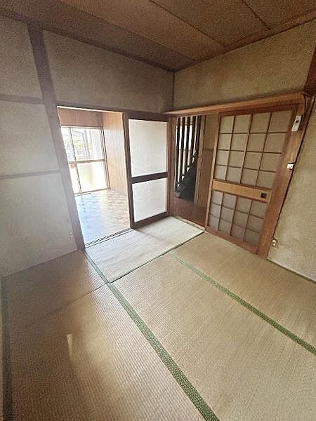 子育てや来客時に何かと重宝する和室。採光も良好で明るさが感じられる空間です。伝統的な仕切りが和の雰囲気を引き立てています。使い勝手の良いレイアウトとなっています。