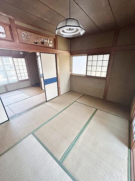 和の趣を感じられる空間で障子や欄間が印象的です。隣接する部屋との仕切りがあり落ち着いた雰囲気が広がっています。程よい明るさが保たれており窓からの採光も確保されています。