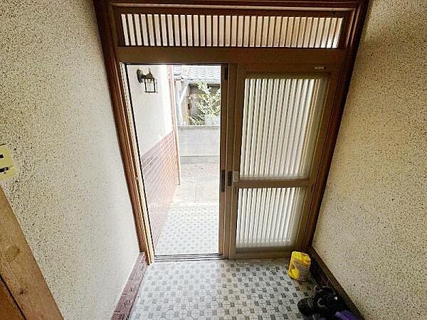陽当たり良好で明るい玄関です