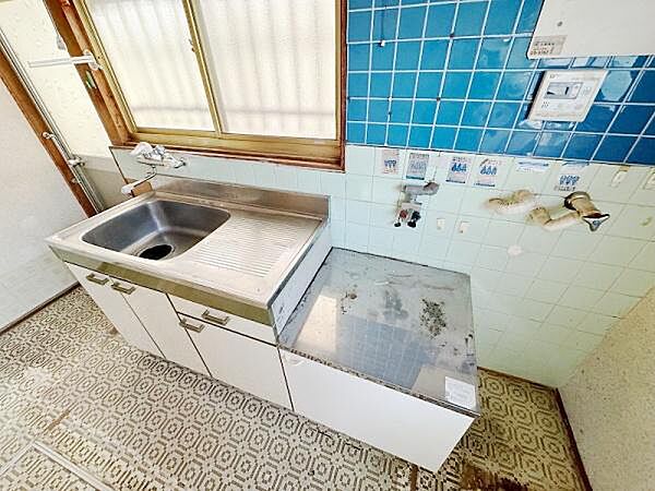 換気のできる明るいキッチンです