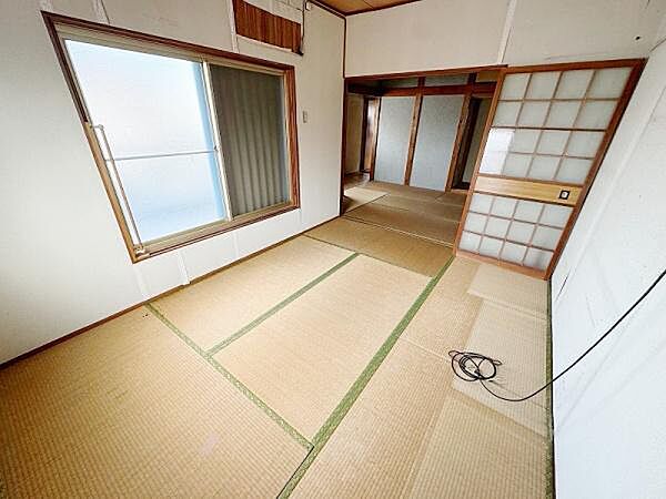 バルコニーに面した明るい和室