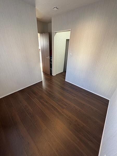 シンプルで落ち着いた色調の寝室空間です。無駄がなく使いやすいレイアウトが魅力的です。フローリングが上品で家具選びの幅が広がります。お部屋全体が明るく心地よい雰囲気を演出します。