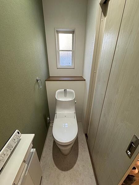 明るい採光が心地よいトイレ空間です。シンプルでありながら機能的なデザインが魅力的です。コンパクトながらも使いやすさを追求しています。清潔感のある仕上がりが印象的です。