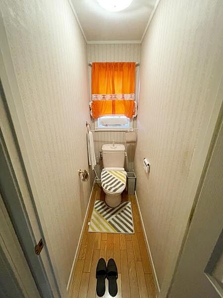 コンパクトながら明るいトイレ空間が広がります。木目調の床が心地よい印象をプラスし毎日の利用が快適です。