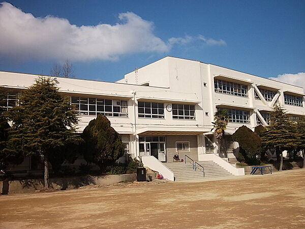 泉佐野市立長坂小学校まで1554m