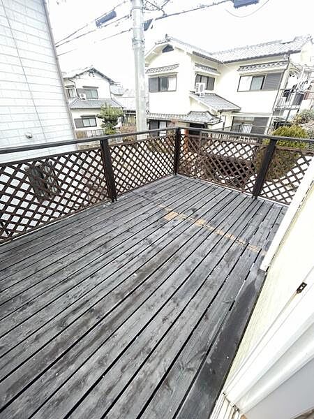 広々としたウッドデッキはリラックスしたひとときを過ごすのに理想的なスペースです。周囲の住宅が見渡せる位置にあるため開放感も十分に感じられます。