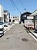 その他：前面道路は幅員があり車の出入りもスムーズに行えます。周辺は戸建てが立ち並び落ち着いた雰囲気です。道路はアスファルト舗装され歩道部分も確保されています。建物や駐車スペースも見渡しやすい現地写真です。