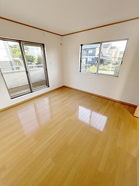 明るい光が差し込む洋室です。大きな窓があり開放感を感じられます。床は木目調で清潔感があります。