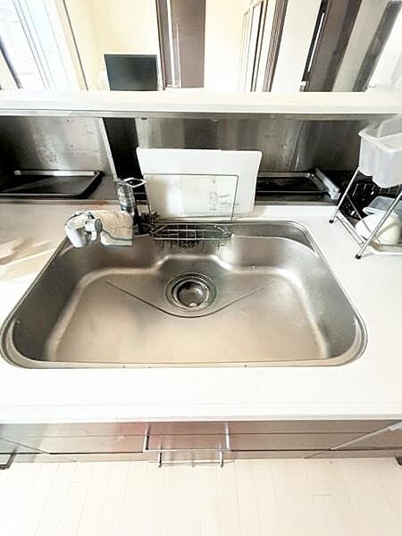 【一部AIモノ消し済み・実際の室内状況優先】シンプルなシンクとすっきりとした作業スペースが特徴のキッチンです。上部にはカウンターがあり空間を有効に使えます。