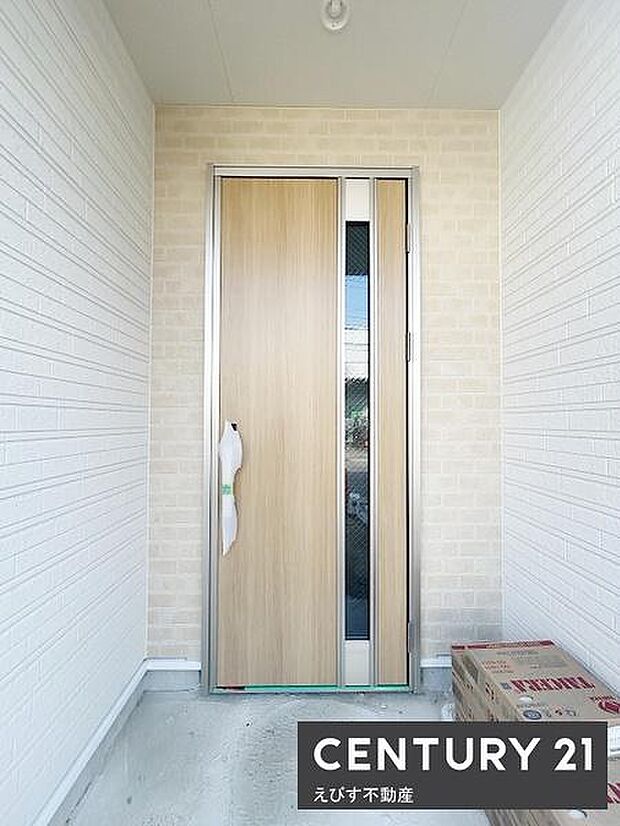 落ち着いた色合いの玄関で第一印象が爽やかです。すっきりとしたデザインのドアが印象的です。広々とした空間が確保されています。屋根付きで雨の日も安心です。