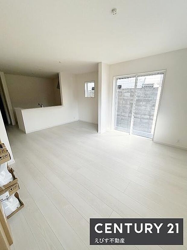 明るい日差しが差し込むリビングです。大きな窓から自然光がたっぷり入ります。白を基調とした床と壁が空間を広く感じさせます。開放感のあるレイアウトが特徴です。