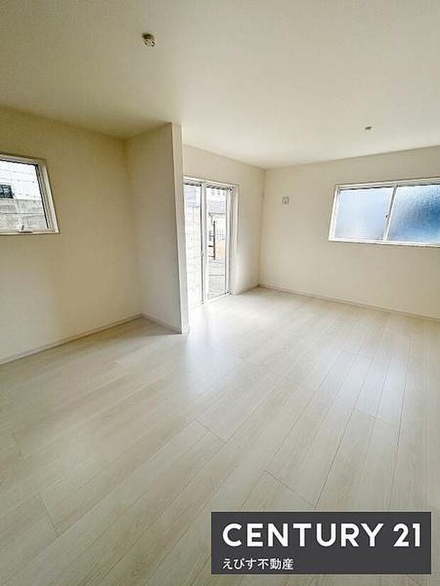 明るい日差しが差し込むリビングです。壁と床の色味が統一されすっきりとした印象です。窓が複数あり換気しやすい空間となっています。リビングにはゆとりがありますので家具の配置も楽しめます。