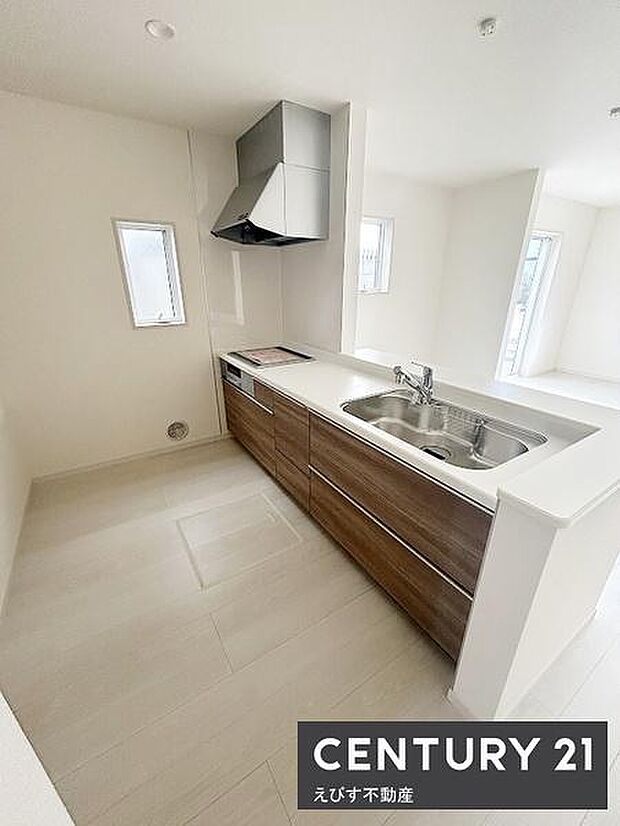 明るい空間に調和するシンプルなデザインのキッチンです。清潔感のあるホワイトカラーが特徴です。収納スペースも充実していてすっきりと使えます。カウンター付きで使い勝手にも配慮されています。