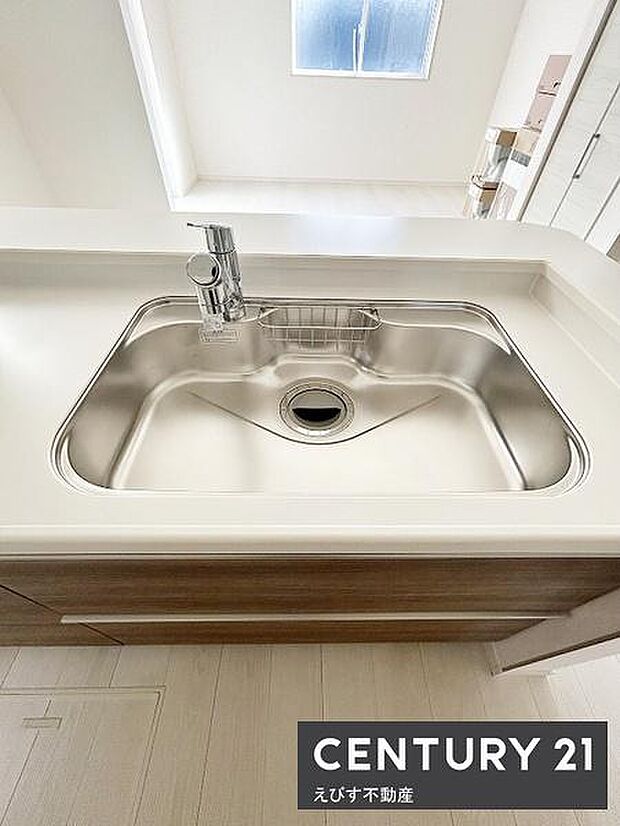 シンプルなデザインのシンクが清潔感を感じさせます。作業スペースが広く落ち着いた雰囲気のキッチンです。水栓も使いやすい配置で日々のお手入れもスムーズに行えます。ステンレス素材が空間に調和しています。