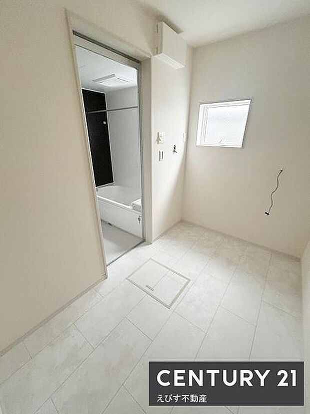 洗面台の配置はまだですが、明るい光が差し込む洗面所は清潔感のある内装が魅力です。バスルームへの動線もスムーズで使いやすさが感じられます。小窓からの採光で空間が広く見えます。