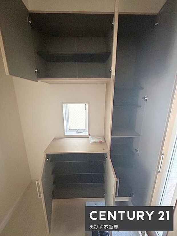 収納スペースが豊富に備わっており用途に応じて細かく分けて整理できます。扉付きで見た目もすっきりとした印象です。窓付きで収納内も明るくなります。