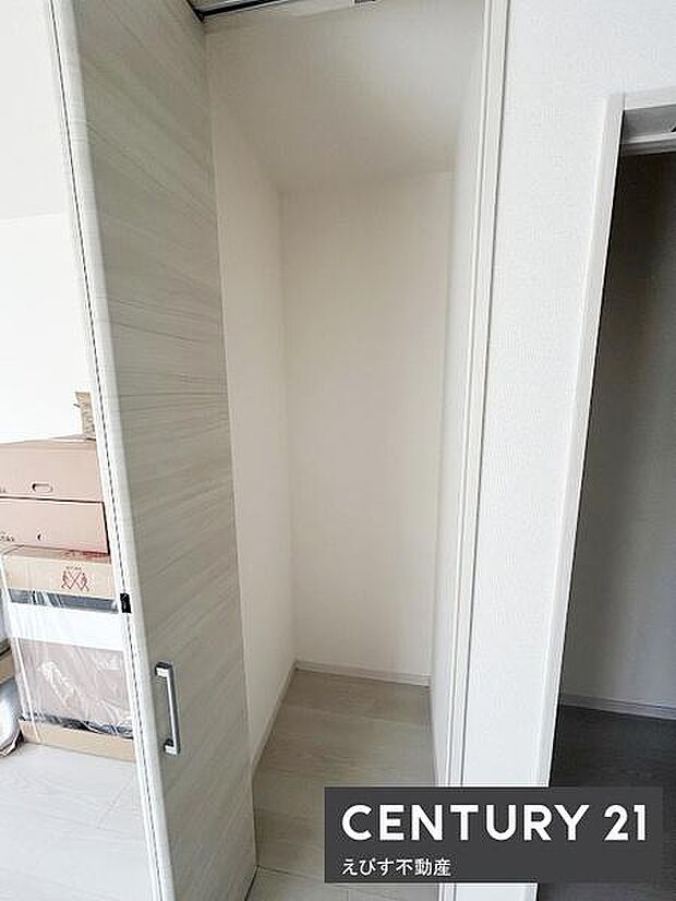 扉付きの収納スペースがあるためお部屋の整理整頓に役立ちます。シンプルな内装で様々な用途に対応可能です。空間を有効活用できる収納です。