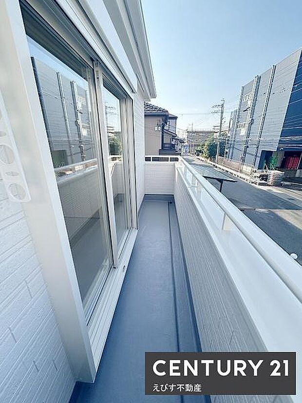 開放感のあるバルコニーはしっかりとしたスペースが確保されています。陽当たりの良い場所に位置し様々な使い方が可能です。外からの視線も気になりにくい設計です。洗濯物もよく乾きそうな環境となっています。