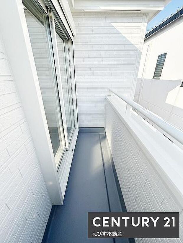 白を基調としたデザインが明るくバルコニー全体に清潔感があります。隣家との程よい距離感がありプライベートな空間を保ちやすい設計です。日差しがしっかり入り開放感のあるつくりになっています。