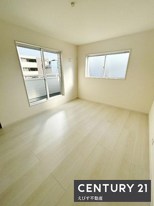 明るい光が差し込む洋室です。二面採光で開放感があります。床材の色合いが室内をより広く感じさせます。シンプルな内装で好みに合わせやすいです。