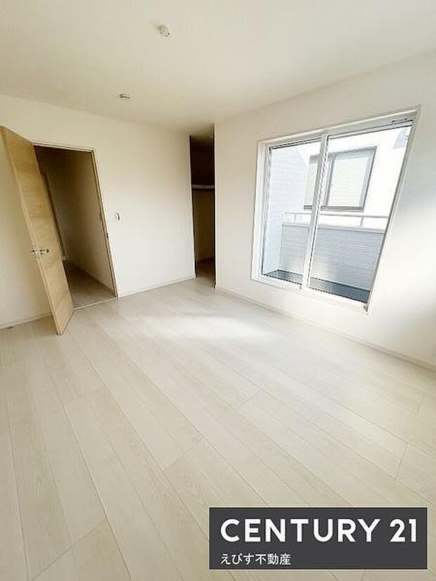 白を基調とした洋室で明るい雰囲気が広がります。大きな窓からたっぷりと自然光が入ります。シンプルな内装が特徴でお好みの家具を合わせやすい空間です。