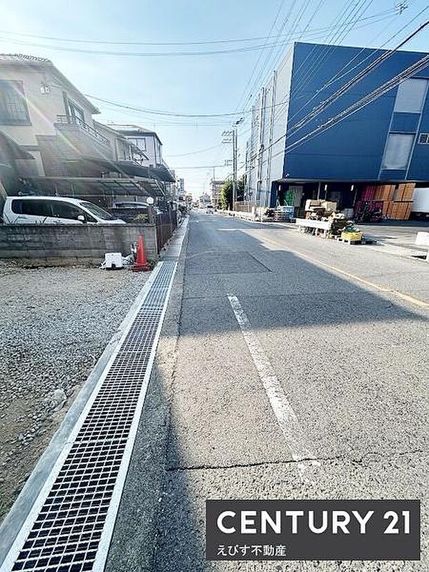 前面道路は見通しが良く道幅もしっかりと確保されています。周辺には住宅や店舗も立ち並び生活に便利な環境が整っています。