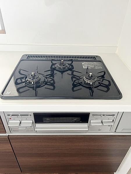 シンプルで使いやすいガスコンロが設置されています。調理スペースも確保されており毎日の料理をサポートします。清掃しやすいフラットな天板が特徴です。設備が整ったキッチンで快適に使える点が魅力です。