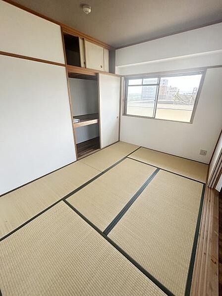 すっきりとした和室は落ち着いた雰囲気が魅力です。大きな窓から自然光がしっかりと差し込み居心地の良い空間を演出します。収納スペースも充実しているため整理整頓がしやすいのも特徴です。