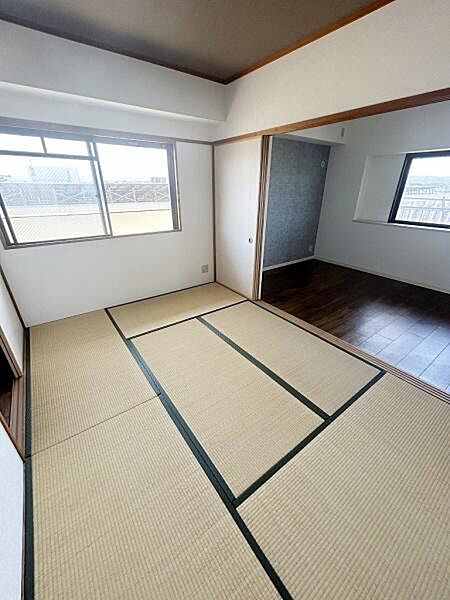 日当たりの良い和室は落ち着いた雰囲気が広がります。隣室とのつながりがある間取りで使い勝手が良いです。畳の質感が感じられる空間が特徴的です。窓からの景色も楽しめます。