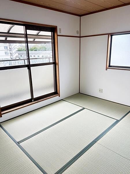 和室ならではの落ち着いた雰囲気が魅力です。二面採光で明るさがしっかり確保されています。畳が清潔でメンテナンスも行き届いています。窓からの眺めも開放感があります。