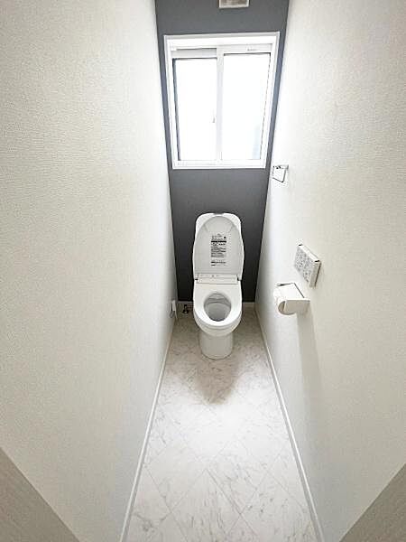 【一部AIモノ消し済み・実際の室内状況優先】窓付きで明るい空間となっています。清潔感のある内装が印象的です。シンプルなデザインで使いやすさを感じられます。壁紙と床材の組み合わせがすっきりとしています。