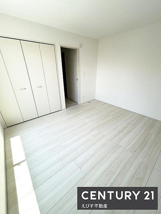 白を基調とした明るい印象の収納スペースです。クローゼットが壁面に大きく備わっています。すっきりとした内装が魅力的です。室内は開放感があります。収納の配置が使いやすいです。