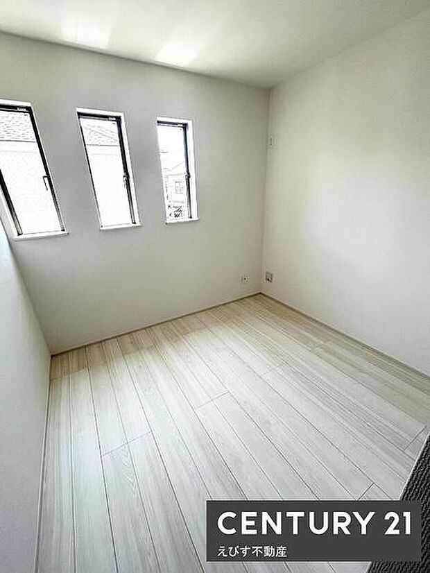 三連窓からやわらかな光が差し込む洋室です。明るい床材が室内を開放的に見せてくれます。シンプルな内装でどんな家具も合わせやすい印象です。コンセントも使いやすい位置に配置されています。