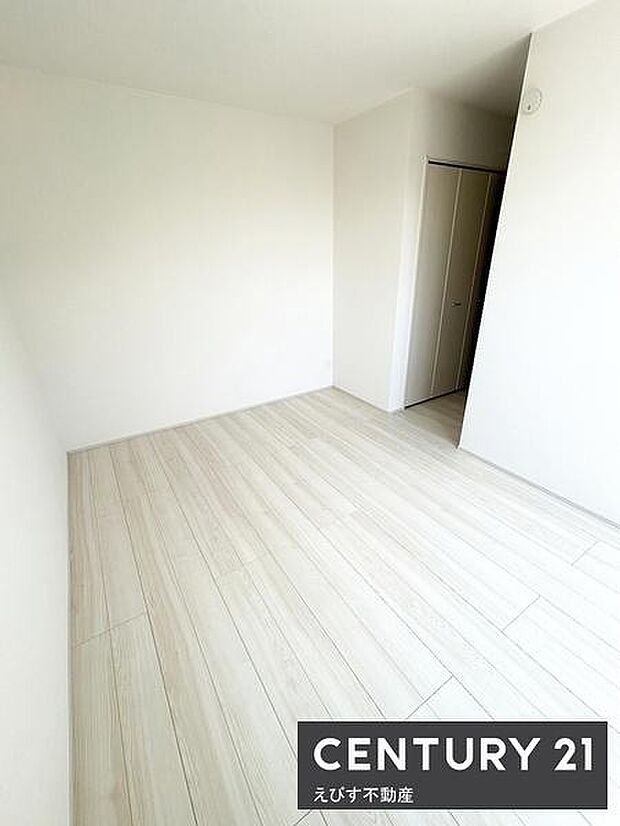 明るい色調のフローリングが空間を広く感じさせます。清潔感のある内装が特徴です。収納スペースもしっかりと確保されています。余計な柱や段差がなくすっきりとしたレイアウトです。家具の配置がしやすい洋室です。