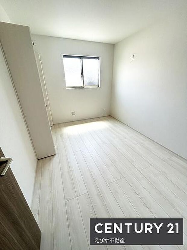 シンプルな内装で家具の配置がしやすい洋室です。明るい雰囲気のフローリングが特長です。窓から自然光が差し込み空間全体が爽やかです。収納スペースも確保されています。清潔感のある洋室となっています。