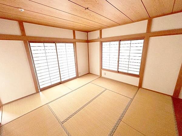和室ならではの落ち着いた雰囲気が広がっています。大きな窓から光が入り明るさが感じられます。畳の質感が温かみを演出しシンプルな内装が特徴的です。障子が空間に調和をもたらしています。