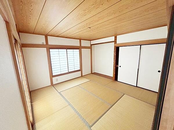 落ち着いた雰囲気の和室です。障子から差し込む自然光が室内を明るくします。ふすま収納が備わっており空間を有効活用できます。木目の天井や畳が和の趣を感じさせます。