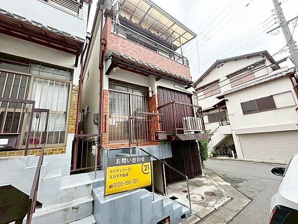 レンガ調の外観が特徴的な住宅です。階段付きのアプローチがありプライバシーにも配慮されています。バルコニーも設けられているので様々な用途に活用できます。