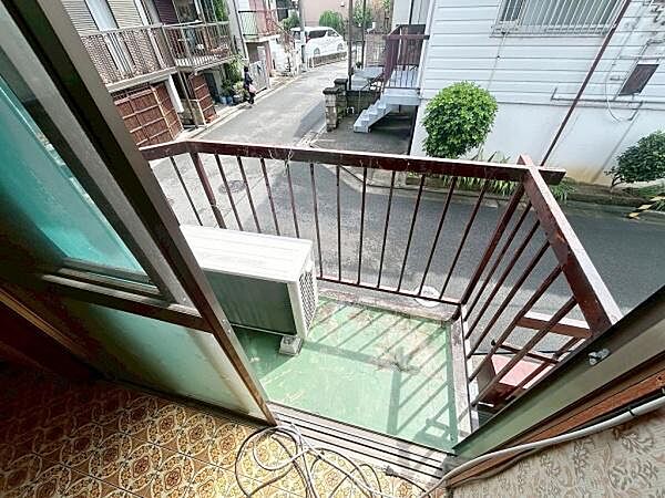 寝室から直接バルコニーへ出られる設計です。窓が大きく明るさがしっかり確保されています。空気の入れ替えがしやすい環境です。隣家との距離も程よく開放感があります。