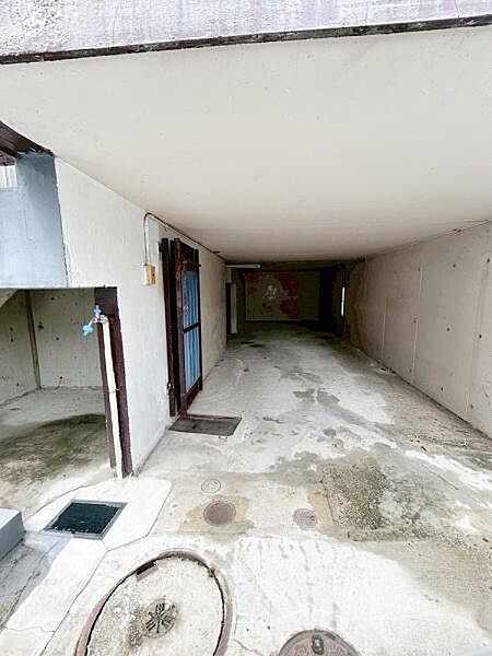 屋根付き（車両制限有り）の駐車場で天候を気にせずご利用いただけます。コンクリートの床面でお手入れも簡単です。建物に隣接しているため利便性が高いスペースです。