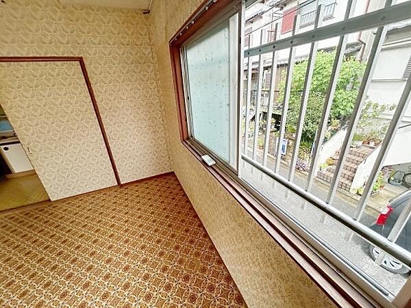 窓が大きく外の景色を感じられます。洋室ならではの落ち着いた雰囲気があります。壁と床のデザインが調和しています。開放感のある空間です。