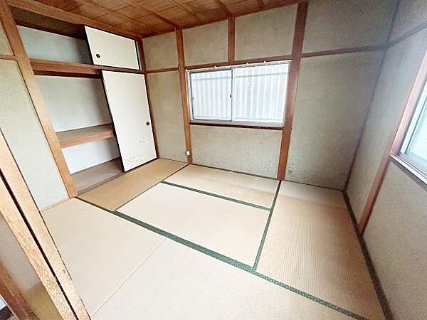 和室ならではの落ち着いた雰囲気が感じられます。障子や襖による仕切りが空間の使い方を広げます。二面採光で日中も明るさを確保できます。収納スペースがありお部屋をすっきり保てます。