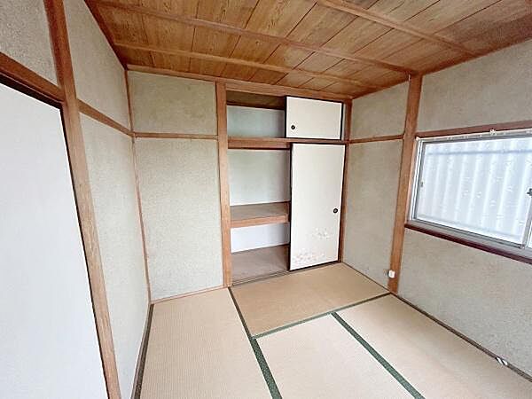 畳が心地よい雰囲気を作り出している和室です。収納スペースが備わっており整理整頓がしやすいです。窓から自然光が入り室内が明るい印象です。シンプルな内装で使い方の幅が広がります。