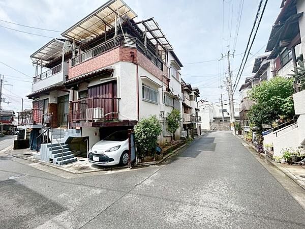 現地前面道路は広々としており車の出し入れもスムーズに行えます。周囲には住宅が立ち並び落ち着いた雰囲気です。建物前のスペースも活用しやすい印象です。開放的な街並みが特徴的で日当たりも良好です。