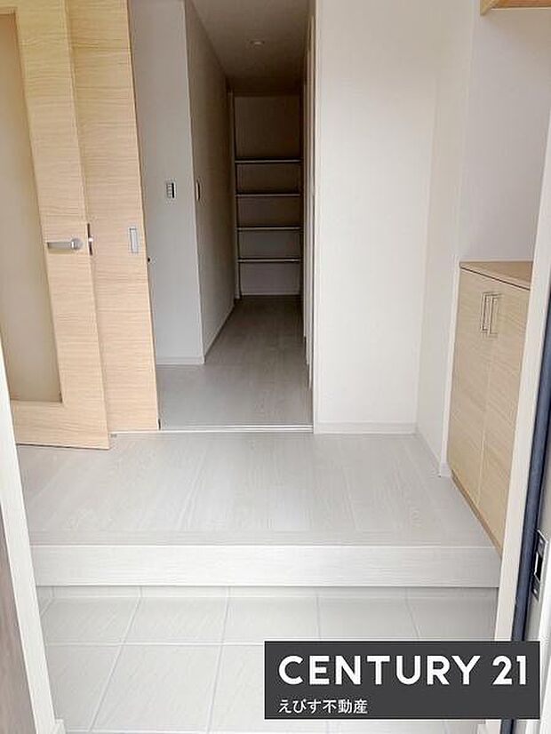 明るい色合いの床が印象的な玄関です。収納スペースが充実しておりすっきりとした印象を与えます。空間にゆとりがあり毎日の出入りがしやすい造りです。奥行きのある設計で移動もスムーズです。