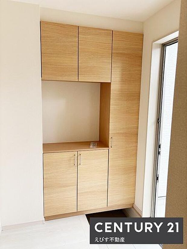 ナチュラルな木目調の玄関収納が清潔感を演出します。たっぷり収納できるスペースで整理整頓がしやすいです。明るい採光が差し込む玄関です。シンプルなデザインで幅広いインテリアに調和します。