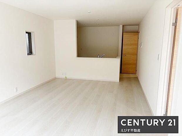 白を基調とした明るいリビングです。床面が広く自由なレイアウトが可能です。キッチンとリビングのつながりもスムーズです。